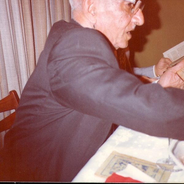 סַבָּא סָאלַח עוֹשֶה "סֵדֶר" – עַל גְמִישוּת וְצַדִיקוּת