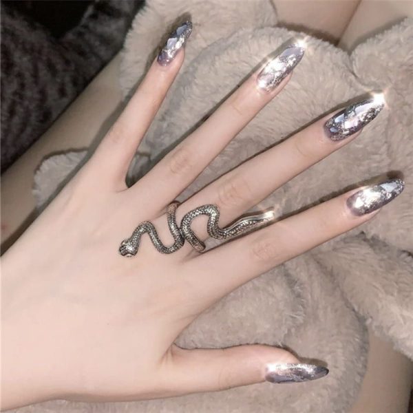 מחשבות על כפות ידיים בכלל וציפורניים בפרט